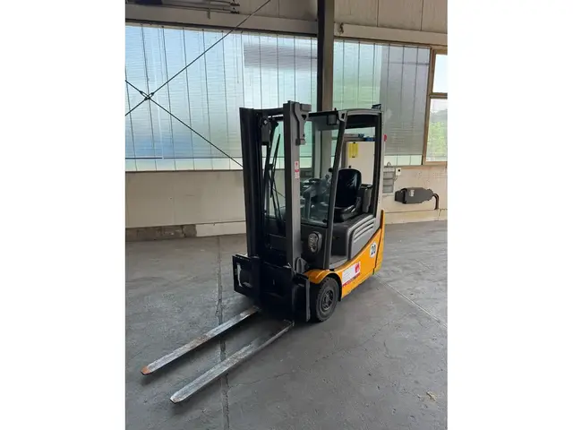Jungheinrich EFG 215 Batterie Neu 10/25 — Elektriniai šakiniai krautuvai — naudotas parduodama | 123Machinery