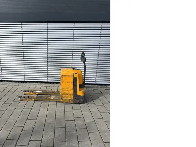 Jungheinrich EJE 225 — Elektriniai paletių vežimėliai — naudotas parduodama | 123Machinery