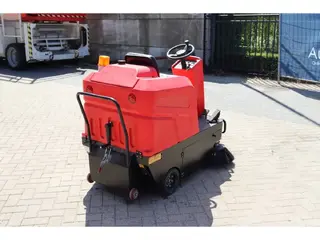Nilfisk EFG SW 4000 Aufsitzkehrmaschine — Foto 6