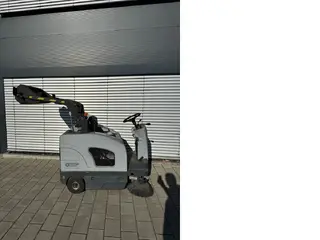 Nilfisk EFG SW 4000 Aufsitzkehrmaschine — Foto 8