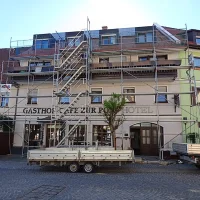 Layher Fassadengerüst mit Treppenaufgang – Stahl & Alu — Pastoliai — naudotas nuomojama | 123Machinery