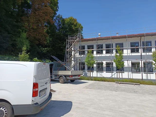 Layher Fassadengerüst mit Treppenturm – Büro- & Gewerbebau — Леса строительные | 123Machinery
