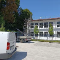 Layher Fassadengerüst mit Treppenturm – Büro- & Gewerbebau — Pastoliai — naudotas nuomojama | 123Machinery