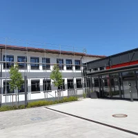 Layher Fassadengerüst mit Treppenturm – Büro- & Gewerbebau — Foto 2