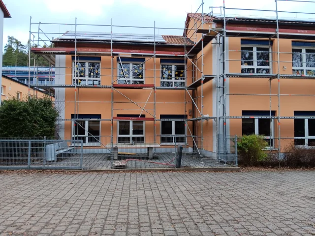 Layher Fassadengerüst für Schule & Photovoltaik-Montage — Pastoliai — naudotas nuomojama | 123Machinery