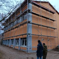 Layher Fassadengerüst für Schule & Photovoltaik-Montage — Foto 2