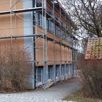 Layher Fassadengerüst für Schule & Photovoltaik-Montage — Foto 3