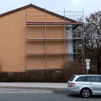 Layher Fassadengerüst für Schule & Photovoltaik-Montage — Foto 4
