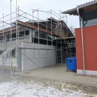Layher Fassadengerüst mit Treppenturm – Gewerbehallen — Pastoliai — naudotas nuomojama | 123Machinery