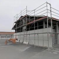 Layher Fassadengerüst mit Treppenturm – Gewerbehallen — Foto 4