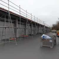 Layher Fassadengerüst mit Treppenturm – Gewerbehallen — Foto 5