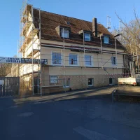 Layher Fassadengerüst mit Dachfanggerüst – Fassadensanierung — Pastoliai — naudotas nuomojama | 123Machinery