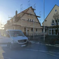 Layher Fassadengerüst mit Dachfanggerüst – Fassadensanierung — Foto 2