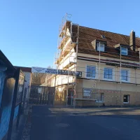 Layher Fassadengerüst mit Dachfanggerüst – Fassadensanierung — Foto 3