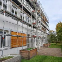 Layher Fassadengerüst mit Treppenturm – Wohnblock-Sanierung — Pastoliai — naudotas nuomojama | 123Machinery