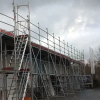 Layher Fassadengerüst mit Treppenturm – Industriehallen — Pastoliai — naudotas nuomojama | 123Machinery
