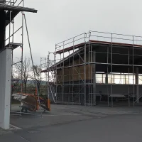 Layher Fassadengerüst für Lager- & Unterstellhallen — Foto 2