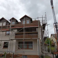 Kleiner Turmdrehkran (Untendreher) für die Baustelle — Savistatės bokštiniai kranai — naudotas nuomojama | 123Machinery