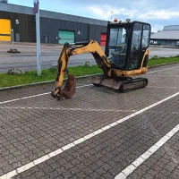 CAT Minibagger (Kettenbagger) mit Planierschild — Foto 2