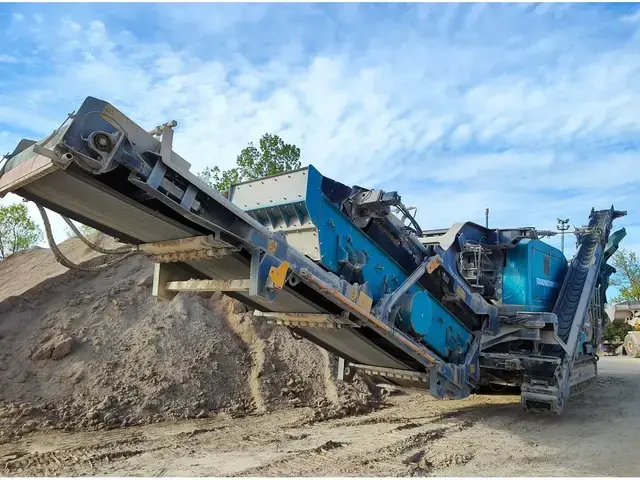 Powerscreen Trakpactor 550SR — Trupinimo įranga — naudotas parduodama | 123Machinery