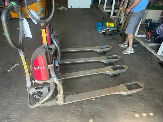 Linde CITI (2pc in stock) — Elektriniai paletių vežimėliai — naudotas parduodama | 123Machinery