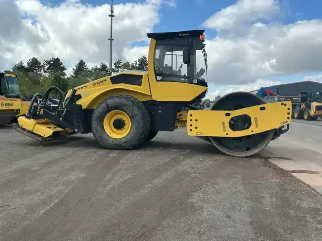 BOMAG BW 213 DH-5 — Vieno būgno tankinimo mašinos — naudotas parduodama | 123Machinery